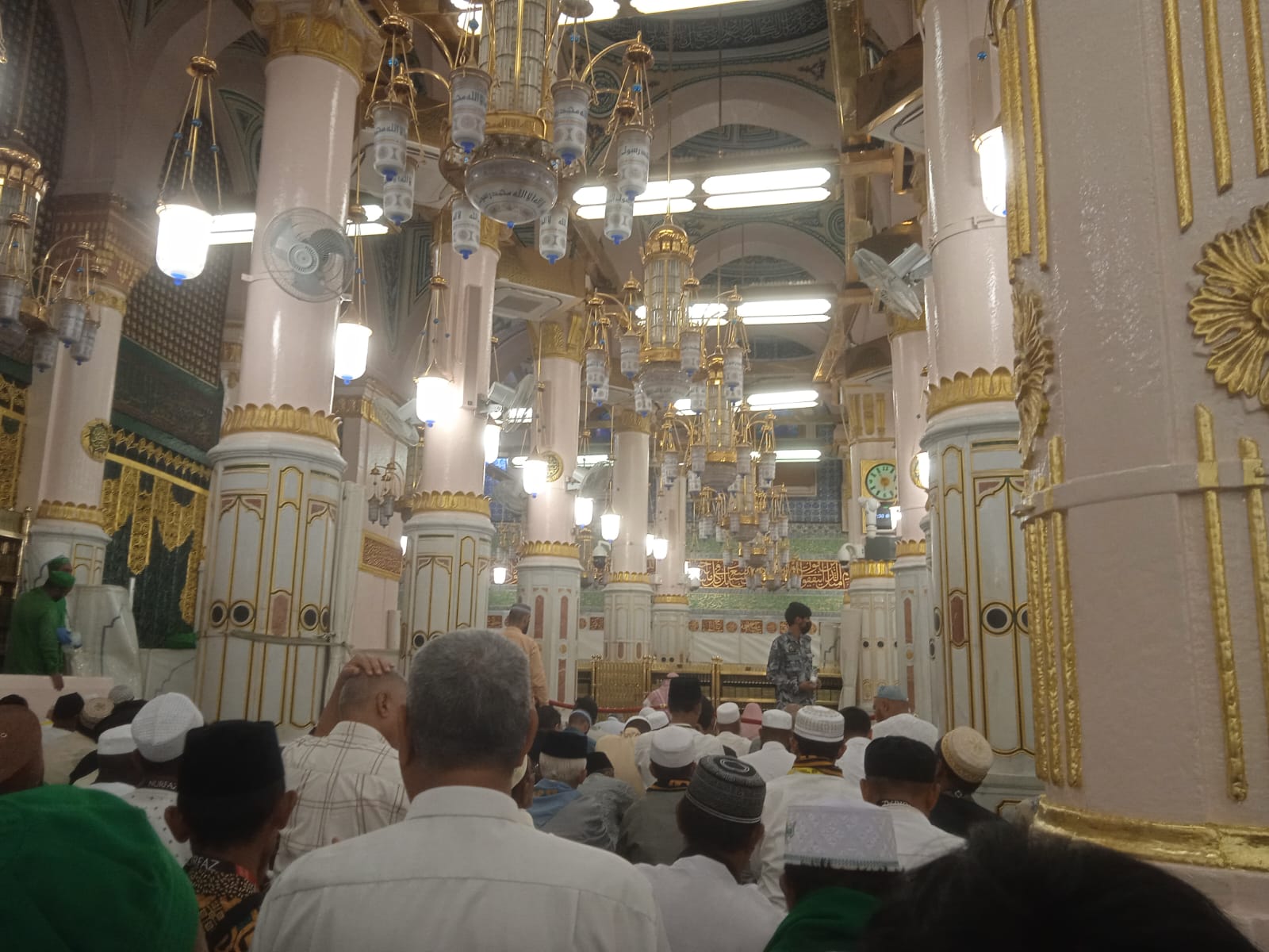 Sholat Berjamaah di Masjid Nabawi